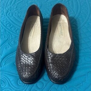 Women’s Trotters shoes size 8 Medium